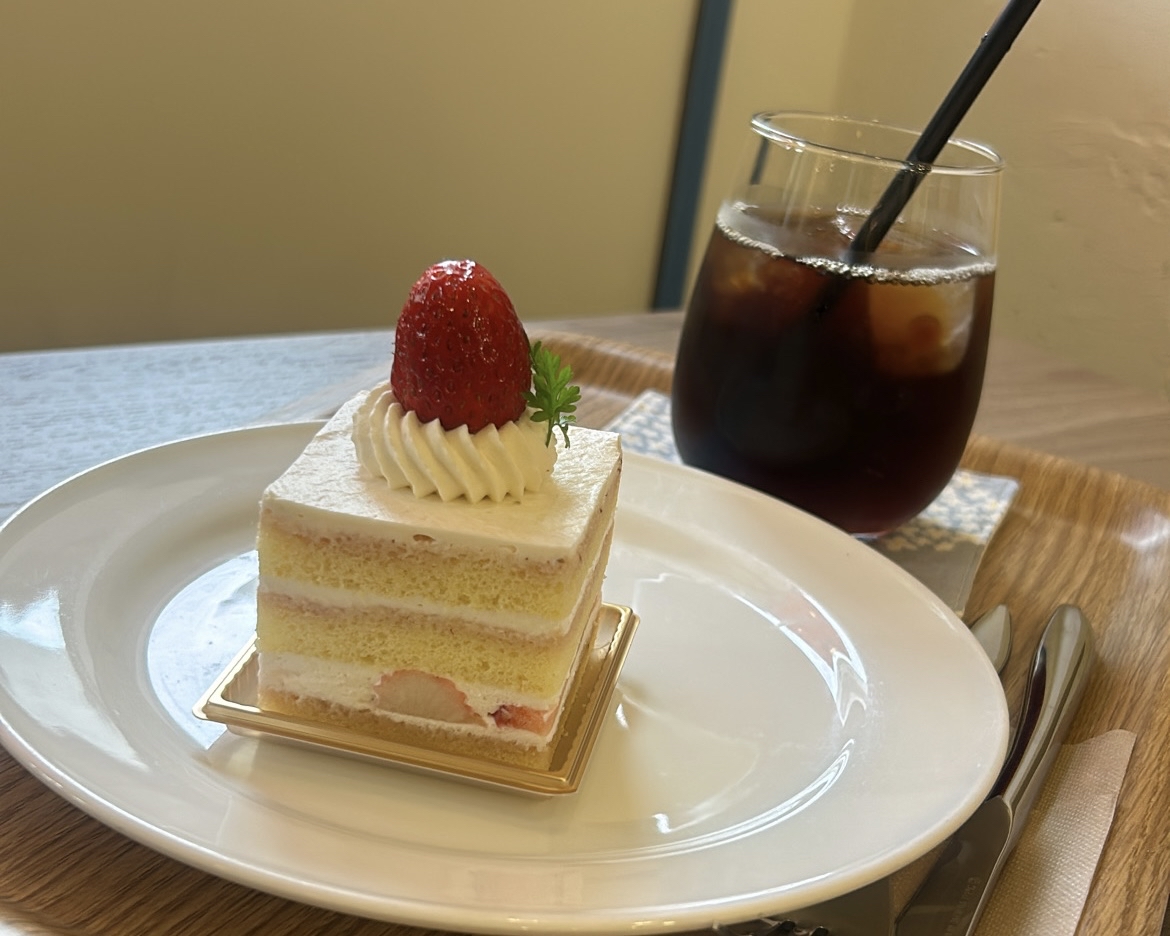 オルタンシア　パティスリー&カフェの苺のショートケーキとアイスコーヒー